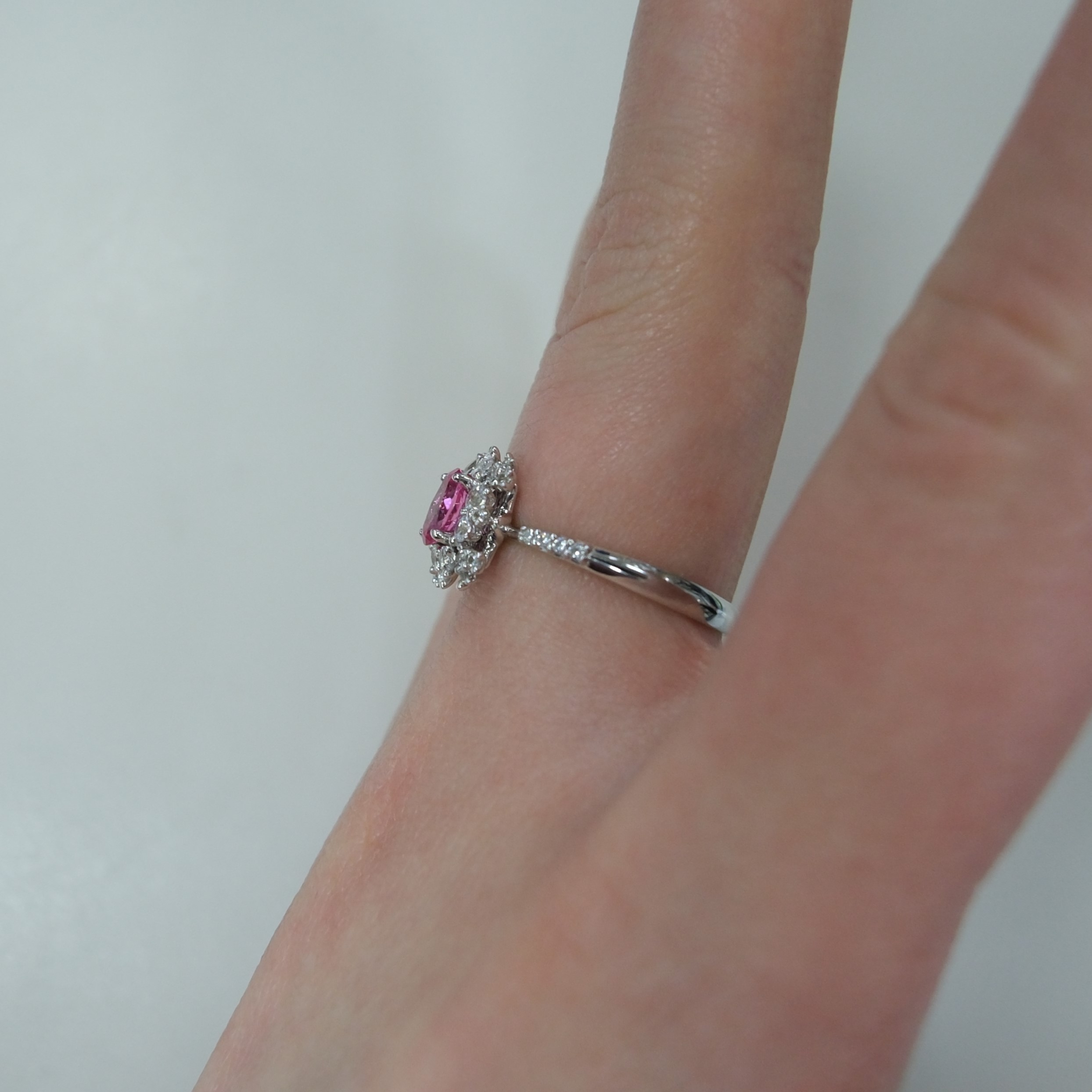 Кольцо из белого золота с розовой шпинелью